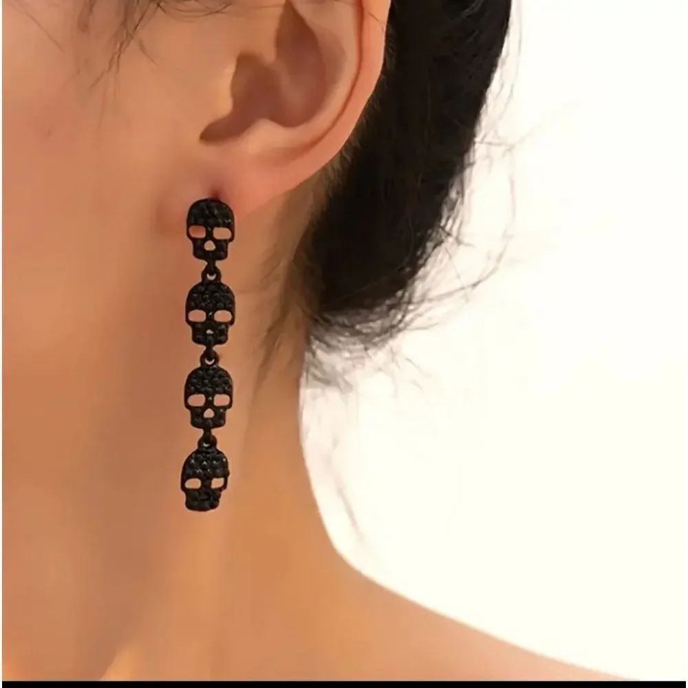 Gothic Skull Dangle Earrings Black